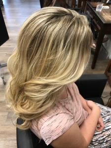 Butterblond Balayage auf langem welligem Haar - Friseur HappyHairHarburg Hamburg 2023 🌞 #Balayage #WelligesHaar #Sommer #Olaplex #HappyHairHarburg #Hamburg