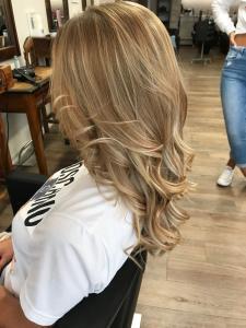 Strahlendes Bronde Balayage für sommerliches, langes welliges Haar - Wella verwendet! #Blonde Haarfarben #friseur #hamburg #wella #happyhairharburg