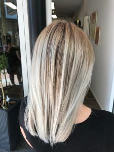 Edles Platinblond für sommerliches, langes glattes Haar - Goldwell verwendet! #Blonde Haarfarben #friseur #wella