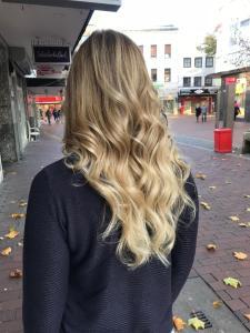 Goldenes Toffee Blond mit Ombre-Effekt für herbstliches, langes lockiges Haar - Illumina verwendet! #Blonde Haarfarben