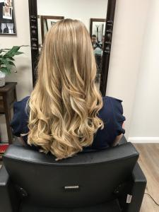 Bronde Blonde Balayage auf langem welligem Haar - Friseur HappyHairHarburg Hamburg 2023 🌅 #Balayage #Abendstimmung #Wella #Blonde Haarfarben #Hamburg