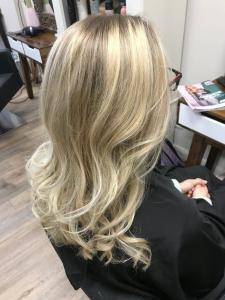 Blonde Chunky Highlights mit Freihandtechnik - Friseur in Hamburg 2023 💕 #Freihandtechnik #WelligesHaar #Dating #Hamburg #Blonde Haarfarben