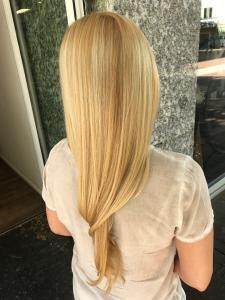 Ginger Gold Blond Babylights auf langem glattem Haar - Friseur HappyHairHarburg Hamburg 2022 🍁 #GlatteHaare #Balayage #BlondMe #Blonde Haarfarben