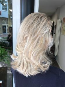 Coconut Blond Balayage auf langem glattem und welligem Haar - Friseur in Hamburg 2022 ❄️ #Balayage #GlatteHaare #WelligesHaar #BlondMe #Blonde Haarfarben