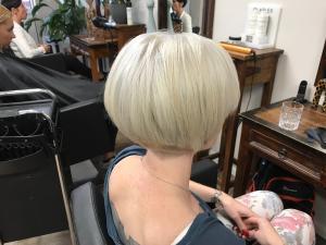 Creme Blond Babylights auf kurzem glattem Haar - Friseur HappyHairHarburg Hamburg 2023 🌞 #Babylights #KurzesHaar #Newsha #Hamburg #Blonde Haarfarben