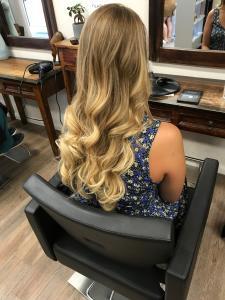 Goldblond Sombre auf langen lockigen Haaren - Friseur HappyHairHarburg Hamburg 2023 🌞 #Sombre #LockigesHaar #Olaplex #Blonde Haarfarben #Hamburg