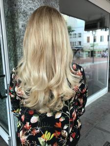 Honigblond Balayage auf langen welligen Haaren - Friseur HappyHairHarburg Hamburg 🌞 #Balayage #WelligesHaar #Olaplex #Blonde Haarfarben #Hamburg