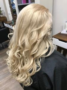 Vanilla Blond - Blonde Haarfarbe für lockiges langes Haar - Herbst 2023 | Friseur HappyHairHarburg Hamburg #Olaplex #Hamburg #Blonde Haarfarben