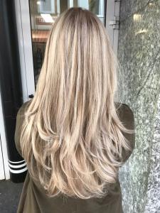 Blonde Chunky Highlights auf langen glatten Haaren - Friseur HappyHairHarburg Hamburg 🌞 #ChunkyHighlights #GlattesHaar Sand Blonde Foilyage auf langen glatten Haaren - Friseur HappyHairHarburg Hamburg 🌞 #Foilyage #GlattesHaar #Olaplex #HappyHairHarburg #Hamburg #Blonde Haarfarben #Hamburg