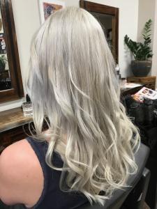 Grey Blonde Balayage auf langen lockigen Haaren - Friseur HappyHairHarburg Hamburg 🌞 #Balayage #LockigesHaar #Olaplex Sand Blonde Foilyage auf langen glatten Haaren - Friseur HappyHairHarburg Hamburg 🌞 #Foilyage #GlattesHaar #Olaplex #HappyHairHarburg #Hamburg #Blonde Haarfarben #Hamburg