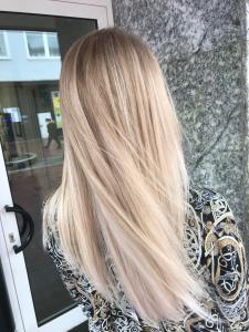 Sand Blonde Foilyage auf langen glatten Haaren - Friseur HappyHairHarburg Hamburg 🌞 #Foilyage #GlattesHaar #Olaplex #Hamburg #Blonde Haarfarben