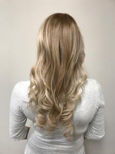 Brown Honey Blonde Softbalayage - Friseur HappyHairHarburg Hamburg 🌞 #Softbalayage #LockigesHaar #HappyHairHarburg #Blonde Haarfarben