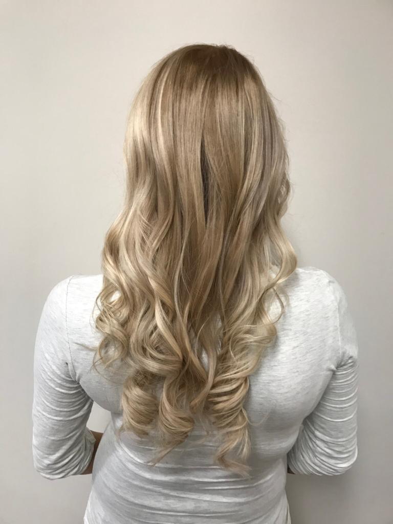 Brown Honey Blonde Softbalayage - Friseur HappyHairHarburg Hamburg 🌞 #Softbalayage #LockigesHaar #HappyHairHarburg #Blonde Haarfarben
