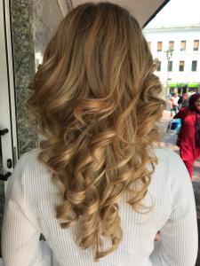 Ginger Caramel Blonde Foilyage auf langen lockigen Haaren - Friseur HappyHairHarburg Hamburg 🌞 #Blonde Haarfarben #Foilyage #LockigesHaar #Hamburg