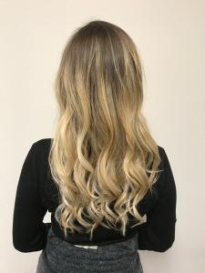 Goldblonde Balayage auf langen lockigen Haaren - Friseur HappyHairHarburg Hamburg 🌞 #Balayage #HappyHairHarburg #Hamburg #blonde haarfarben
