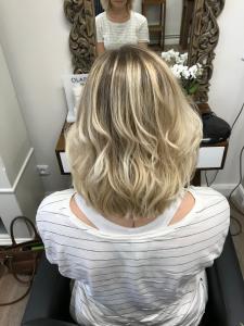 Beige Blonde Haarfarbe mit Highlights und Balayage - Friseurbesuch bei HappyHairHarburg in Hamburg Frühling 2023 #blonde haarfarben