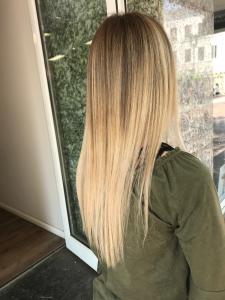 Beach Blonde Haarfarbe mit Sombre-Effekt für glattes und langes Haar - Friseur HappyHairHarburg #blonde haarfarben #die schönsten blondtöne