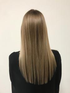 Moderne Bronde Haarfarbe mit sanftem Ombre-Effekt für glattes und langes Haar - Perfekt für eine Dinnerparty im Sommer 2023 #blonde haarfarben