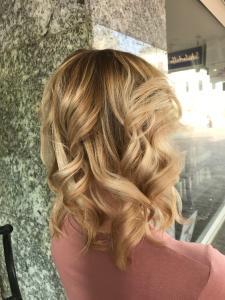 Natürliches Honigblond mit Foliensträhnen für mittellange und wellige Haare - Perfekt für einen Herbstabend #blonde haarfarben #die schönsten blondtöne