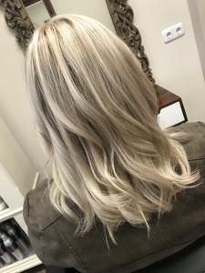 Kühles Eis-Irise-Blond mit Foilyage für lange wellige Haare - Haarfarbe und Entspannung Friseurin Hamburg #blonde haarfarben #die schönsten blondtöne