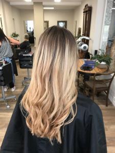 Erdbeerblond Look mit Freihandtechnik für langes welliges Haar - Sommer 2023 | Friseur in Hamburg #blonde haarfarben #die schönsten blondtöne