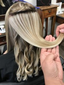 Beige Blond Look mit Locken für langes Haar - Sommer 2023 | Friseur HappyHairHarburg Hamburg #blonde haarfarben #die schönsten blondtöne