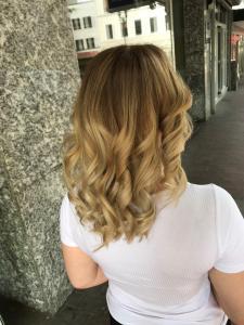 Herbstliches irisierendes Blond mit Balayage-Effekt - Newsha Haarfarbe - Mittellanges, welliges Haar #blonde haarfarben #die schönsten blondtöne