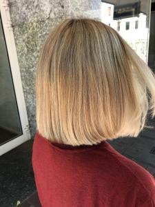 Trendige cream soda blonde Haarfarbe mit Foliyage-Technik in einem mittellangen Bob-Haarschnitt - Sommer 2023