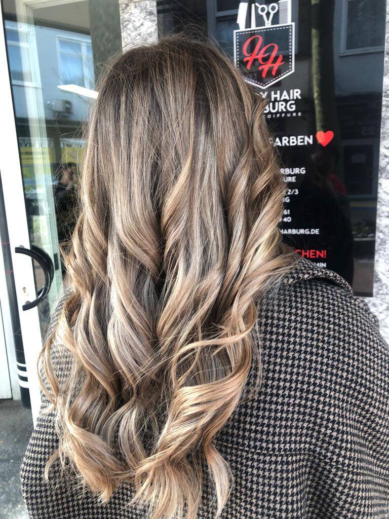 Dunkle Haare mit Balayage-Strähnen in warmem Gold und Aschblond von HappyHairHarburg | Friseur in Hamburg (Kategorie: dunkle Haare mit Strähnen)