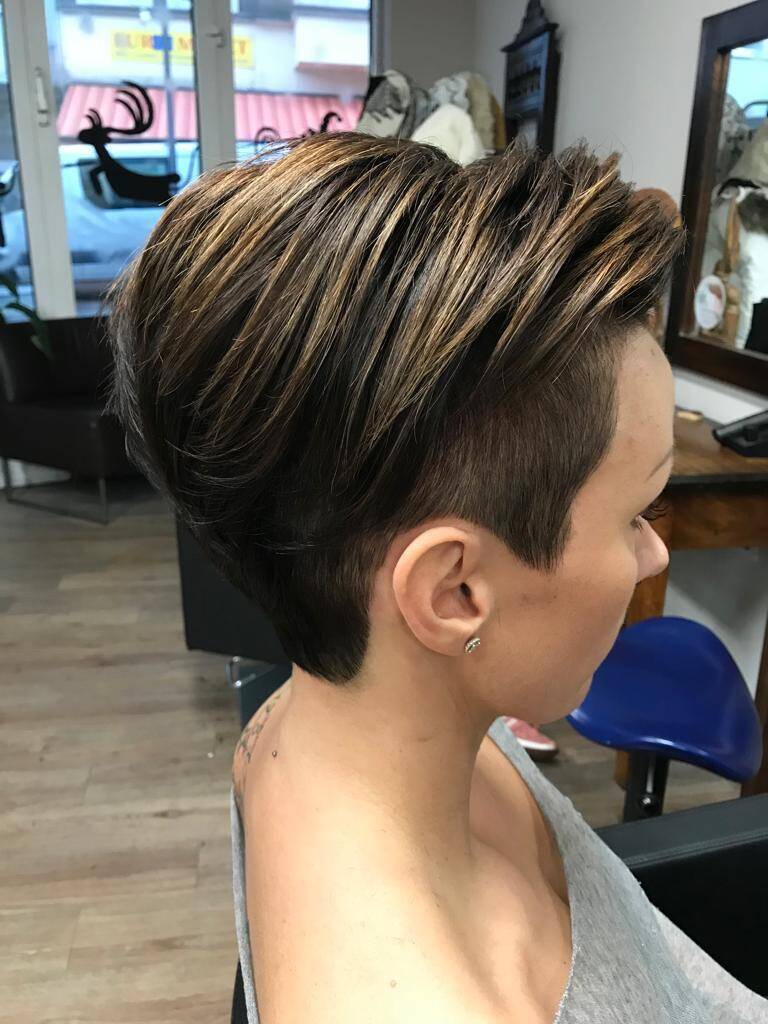 Dunkle Haare mit dunkelbraunen und karamellfarbenen Highlights bei Happy Hair Harburg | Friseur aus Hamburg (Kategorie: dunkle Haare mit Strähnen)