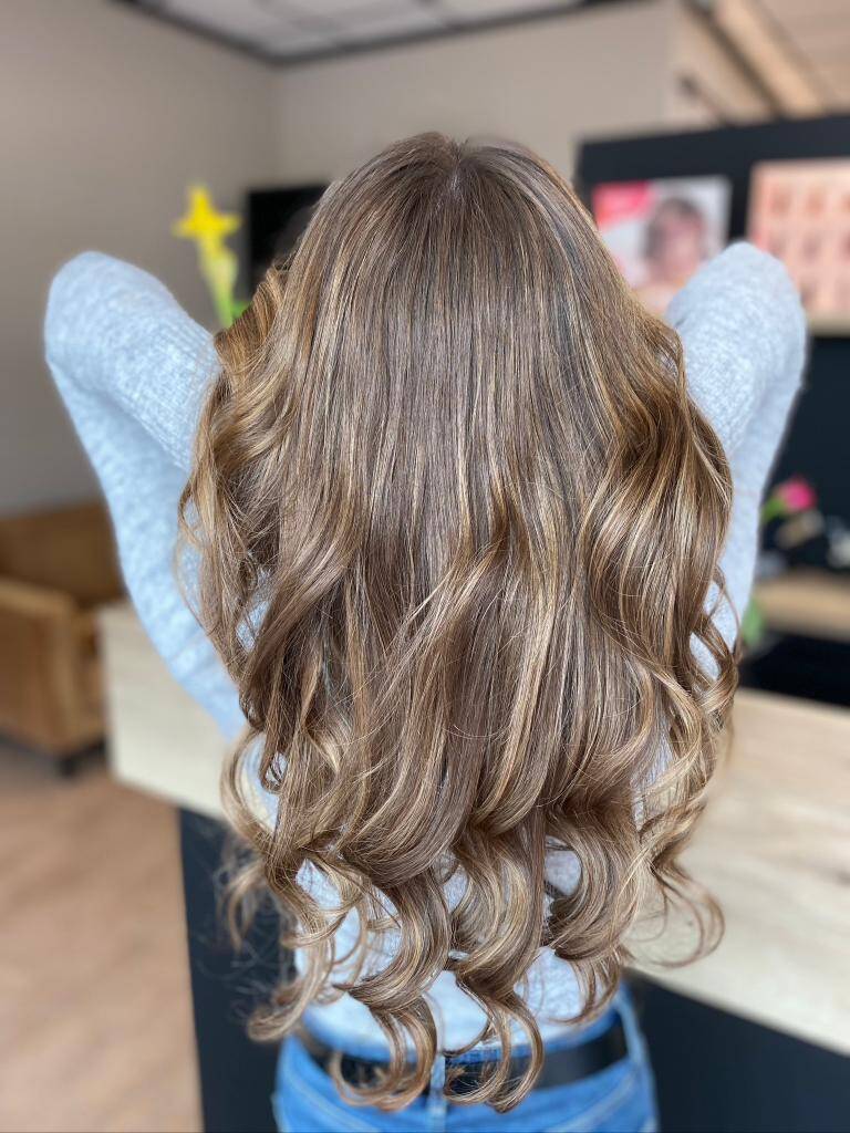 Dunkle Haare mit Beigeblond Balayage Strähnen bei Happy Hair Harburg | Friseur in Hamburg (Kategorie: dunkle Haare mit Strähnen)