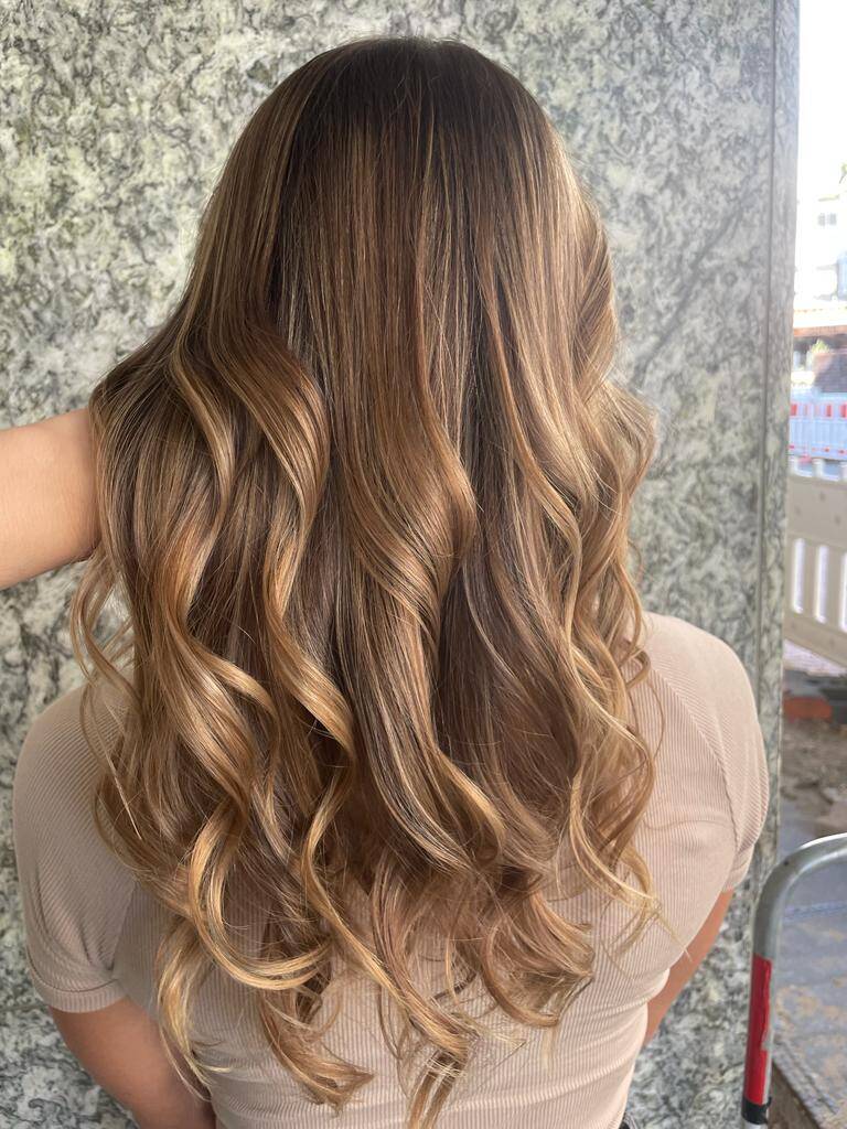 Dunkle Haare mit Erdbeerblond Balayage bei Happy Hair Harburg Friseur in Hamburg (dunkle Haare mit Strähnen)