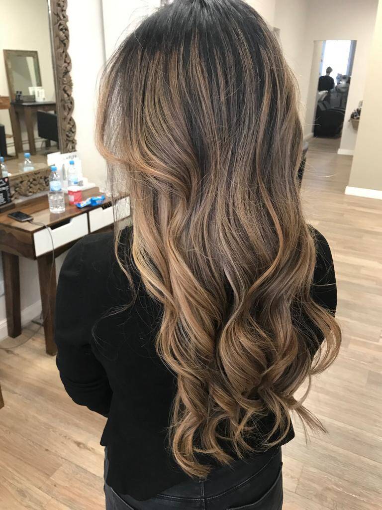 Dunkle Haare mit Aschblond Balayage bei Happy Hair Harburg Friseur aus Hamburg (dunkle Haare mit Strähnen)