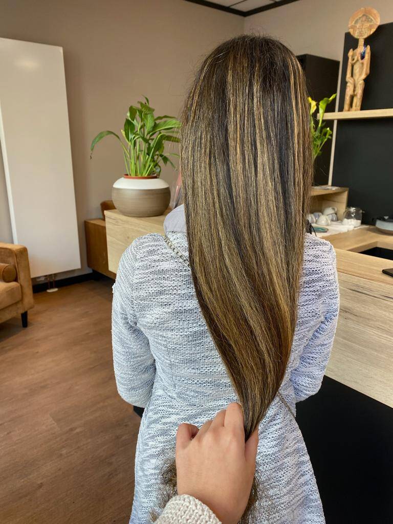 Dunkle Haare mit warm-gold Foilyage Strähnen von Happy Hair Harburg | Friseursalon in Hamburg (dunkle Haare mit Strähnen)