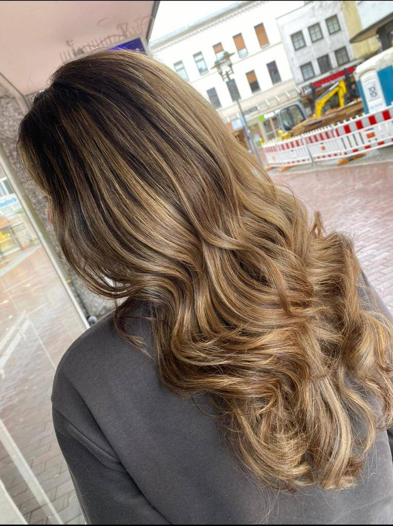 Dunkle Haare mit Bronde Balayage Strähnen von Happy Hair Harburg | Friseursalon in Hamburg (dunkle Haare mit Strähnen)