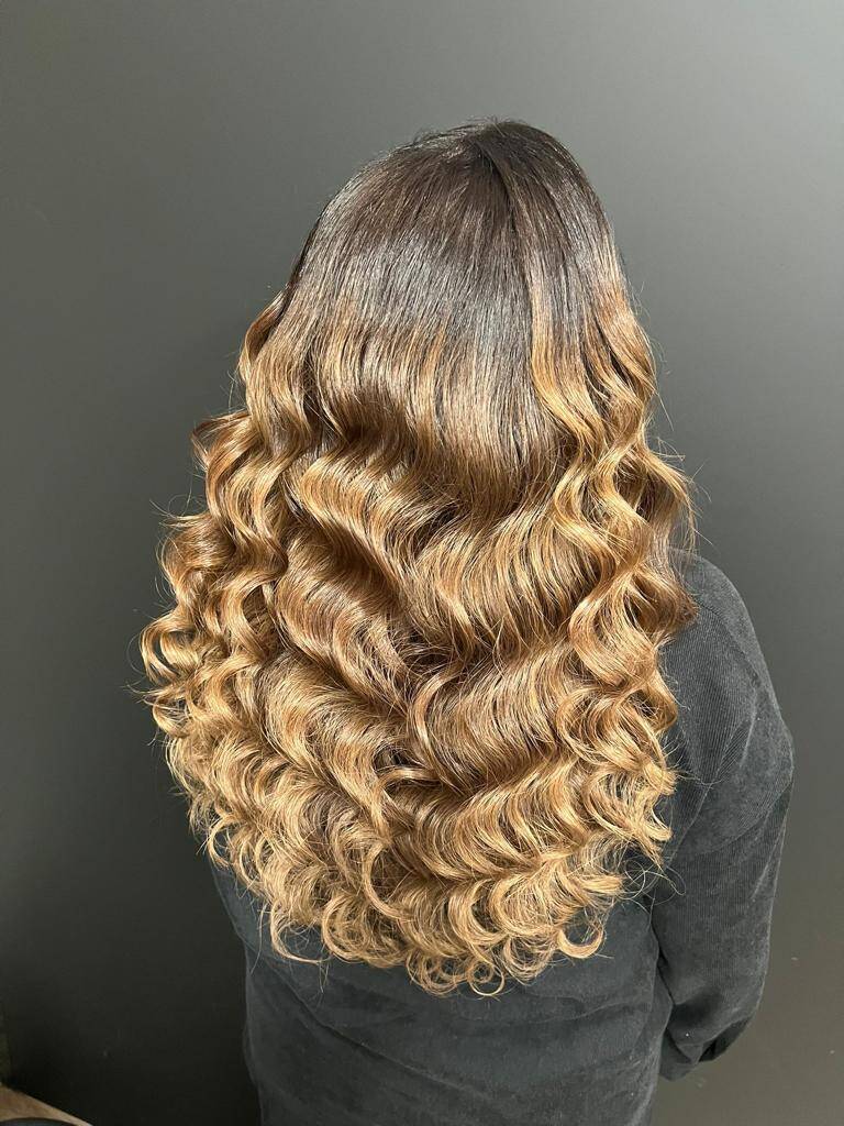Dunkle Haare mit Karamell Balayage Strähnen von Happy Hair Harburg | Friseursalon in Hamburg (dunkle Haare mit Strähnen)