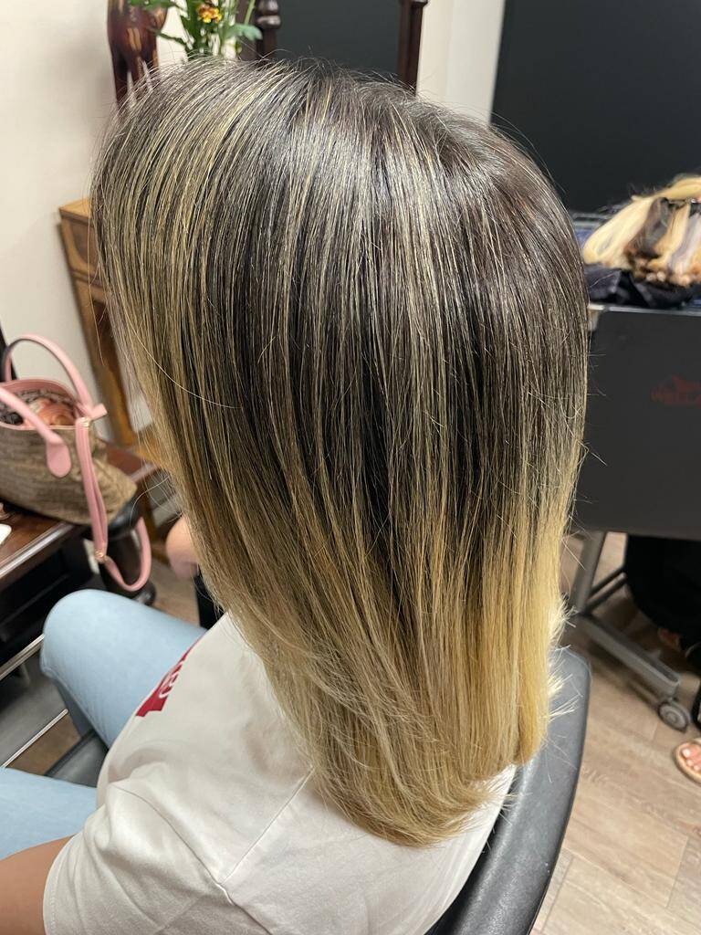 Dunkle Haare mit Babylights und Ombré Blond von Happy Hair Harburg | Friseursalon in Hamburg (dunkle Haare mit Strähnen)