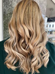 Entdecke unsere sommerliche Haselnuss Goldblonde Haarfarbe für dein welliges langes Haar. Lass dich bei HappyHairHarburg im Sommer verwöhnen. #Friseur #FriseurHamburg #HappyHairHarburg #Hamburg #Sommer