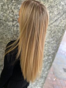 Erkunde unsere sommerliche Haselnuss Goldblonde Haarfarbe mit Babylights für dein glattes langes Haar. Lass dich bei HappyHairHarburg im Sommer verwöhnen. #Friseur #FriseurHamburg #HappyHairHarburg #Hamburg #Sommer