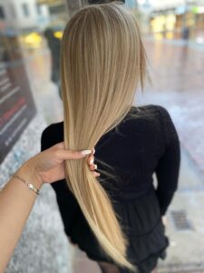 Entdecke unsere sommerliche Haselnuss Goldblonde Haarfarbe mit Babylights für dein glattes langes Haar. Lass dich bei HappyHairHarburg im Sommer verwöhnen. #Friseur #FriseurHamburg #HappyHairHarburg #Hamburg #Sommer