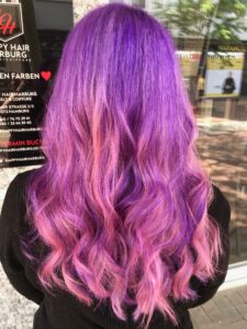 Entdecke unser sommerliches Rainbow Violet Pink Balayage für dein glattes langes Haar. Lass dich verwöhnen bei HappyHairHarburg im Sommer 2024. #Friseur #FriseurHamburg #HappyHairHarburg #Hamburg #Sommer