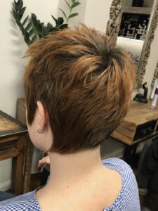 Kupfer-braune klassische Haarfarbe mit Pixie-Cut für glattes, kurzes Haar vom Friseur HappyHairHarburg in Hamburg.