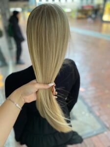 Entdecke unsere sommerliche Haselnuss Goldblonde Haarfarbe mit Babylights für dein glattes langes Haar. Lass dich bei HappyHairHarburg im Sommer verwöhnen. #Friseur #FriseurHamburg #HappyHairHarburg #Hamburg #Sommer