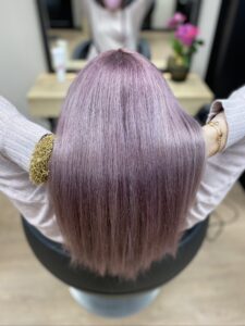 Entdecke unser sommerliches Pastell Flieder Balayage für dein glattes langes Haar. Lass dich verwöhnen bei HappyHairHarburg im Sommer 2024. #Friseur #FriseurHamburg #HappyHairHarburg #Hamburg #Sommer