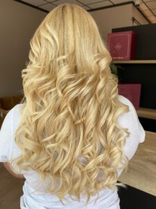 Honigblondes, goldblondes Balayage mit welligem, langem Haar für eine Party-Frisur vom Friseur in Hamburg. #honigblond #balayage #partyfrisur