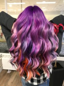 Erlebe die faszinierenden Farben von Rainbow! 🌈 Eine atemberaubende bunte Haarfarbe mit balayage Technik, perfekt für den Sommer 2024. Langhaarfrisur mit welligem Haar für einen Party-Look. Friseur: HappyHairHarburg.