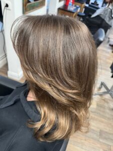 Cappuccino Balayage auf mittellanges, glattes Haar im Long Bob-Schnitt, gefärbt mit Wella-Produkten.