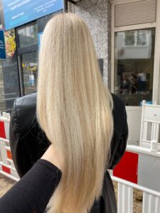 Entdecke unsere sommerliche Goldblond Weiße Haarfarbe mit Balayage für dein langes Haar. Lass dich bei HappyHairHarburg im Sommer verwöhnen. #Friseur #FriseurHamburg #HappyHairHarburg #Hamburg #Sommer