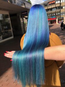 Entdecke unser sommerliches Rainbow Blue Balayage für dein glattes langes Haar. Lass dich verwöhnen bei HappyHairHarburg im Sommer. #Friseur #FriseurHamburg #HappyHairHarburg #Hamburg #Sommer