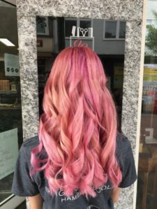 Entdecke unser sommerliches Rainbow Strawberry Balayage für dein glattes langes Haar. Lass dich verwöhnen bei HappyHairHarburg im Sommer. #Friseur #FriseurHamburg #HappyHairHarburg #Hamburg #Sommer